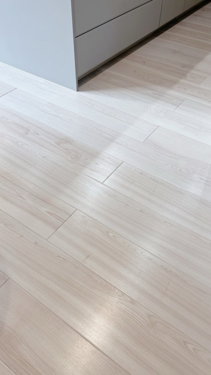 キッチン足元の床のアップ。板のつなぎ目が見える