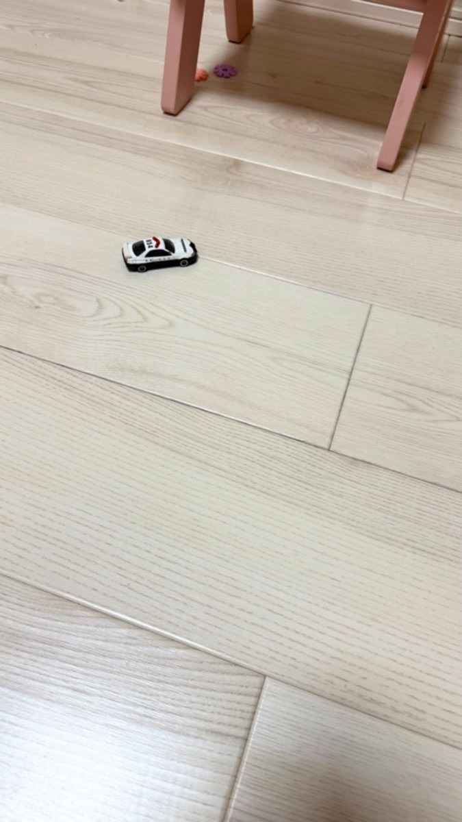 フロアコーティングした子ども部屋の床とおもちゃ