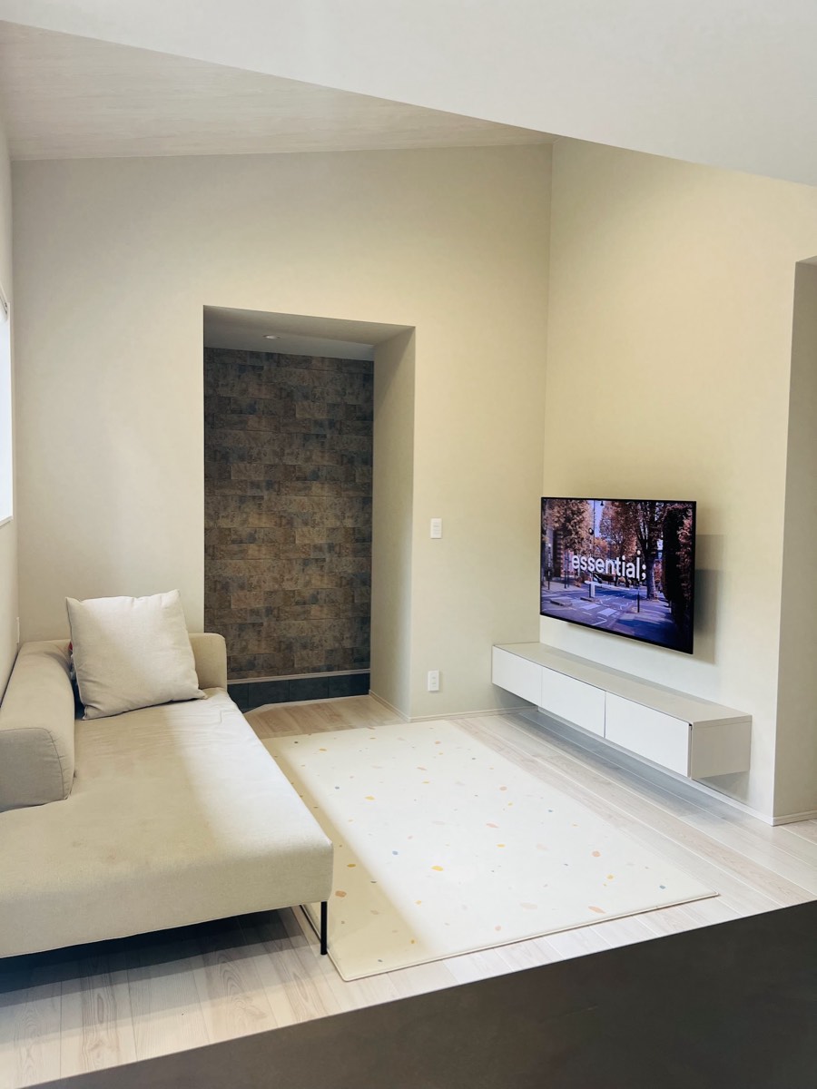 ツヤなしフロアコーティングの床とテレビ壁